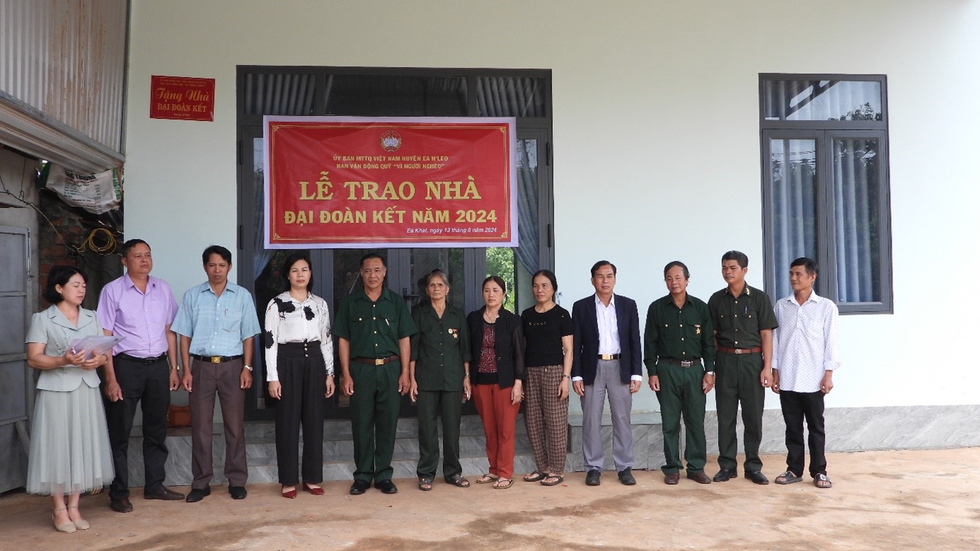 Hội Cựu chiến binh Ea H’Leo bàn giao nhà đại đoàn kết cho hội viên Cựu chiến binh nghèo ở thôn 4, xã Ea Khăl